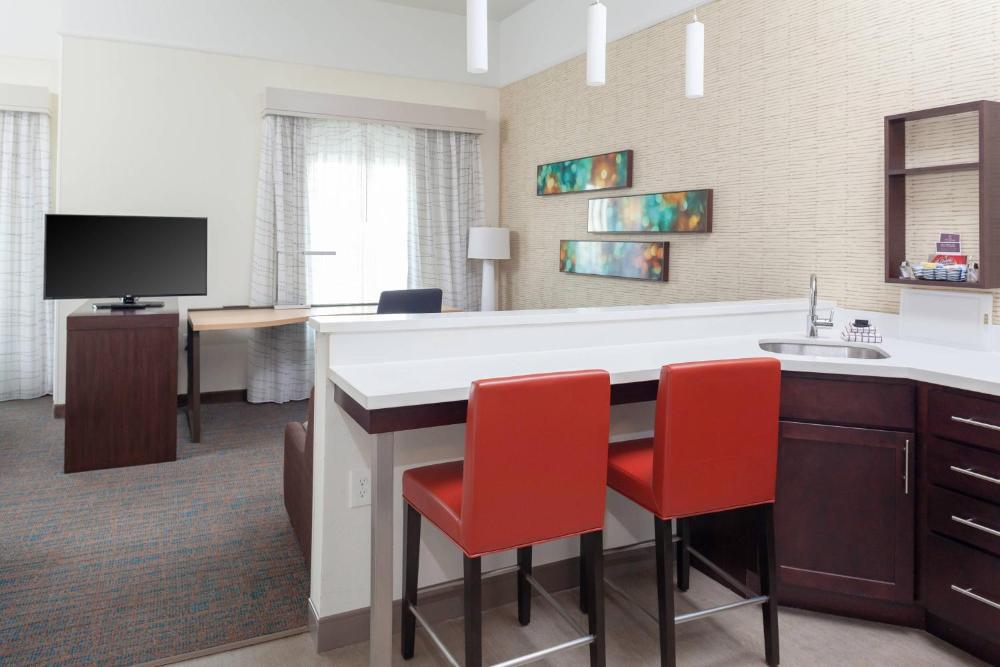 King Studio with Sofa Bed and Adapted Tub - Mobility Accessible interior